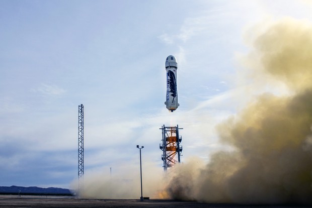 Imagem mostra foguete da Blue Origin sendo lançado no Texas (Foto: Blue Origin via AP)