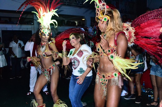 Susana Vieira rebola até o chão com as passistas em ensaio (Foto: William Oda / AgNews)