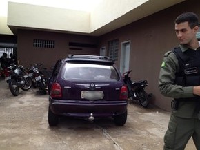 No veículo da militar os policiais encontraram algumas mercadorias (Foto: Gilcilene Araújo/G1)