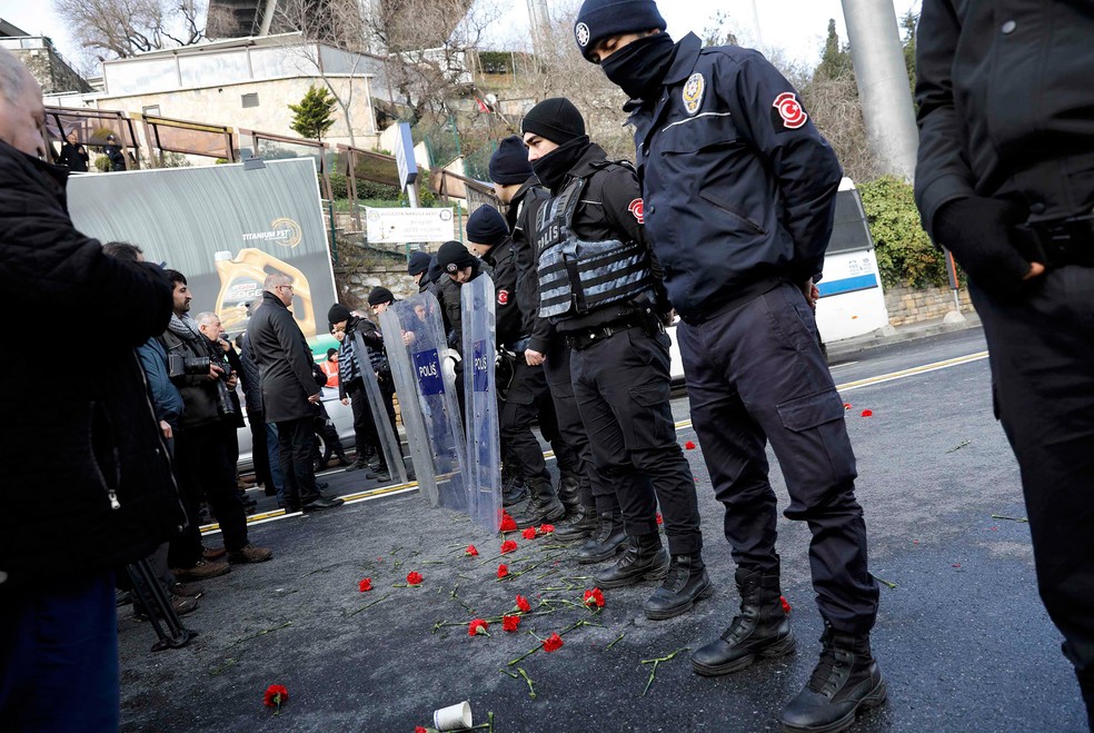  Policiais se posicionam em frente a casa noturna Reina, onde um ataque deixou mortos e feridos na noite de Ano Novo  (Foto: Reuters/Umit Bektas)