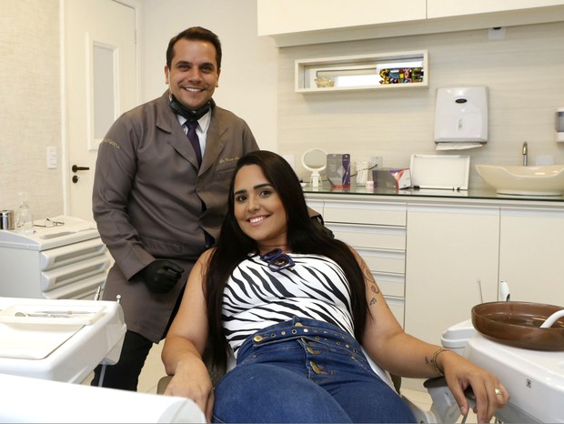 Perlla no consultório dentário (Foto: Dilson Silva / AgNews)