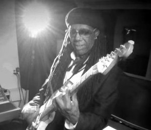 Nile Rodgers no clipe "Mandou Bem" do Jota Quest (Foto: Reprodução) Nile Rodgers no clipe "Mandou Bem" do Jota Quest (Foto: Reprodução)