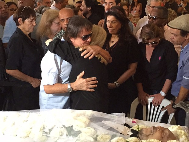 Roberto Carlos abraça viúva de Miele, Anita (Foto: Fernanda Rouvenat/G1)