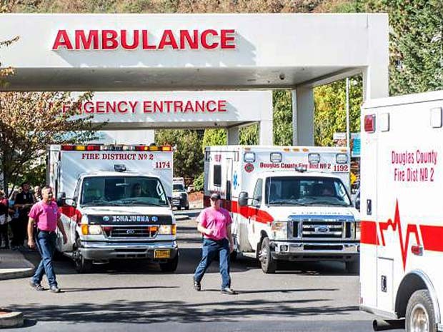 Ambulâncias chegam com feridos ao hospital Mercy, em Roseburg, apos atirador disparar na faculdade Umpqua (Foto: Aaron Yost/Roseburg News-Review via AP)