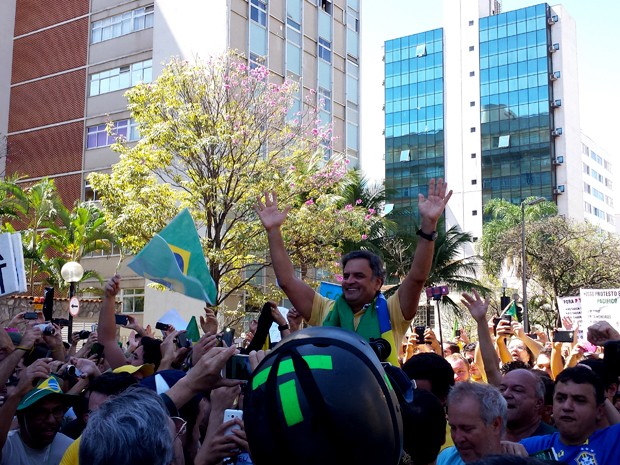 Aécio Neves é ovacionado por manifestantes durante protesto na Praça da Liberdade, em BH (Foto: Pedro Ângelo/ G1) Aécio Neves é ovacionado por manifestantes durante protesto na Praça da Liberdade, em BH (Foto: Pedro Ângelo/ G1)