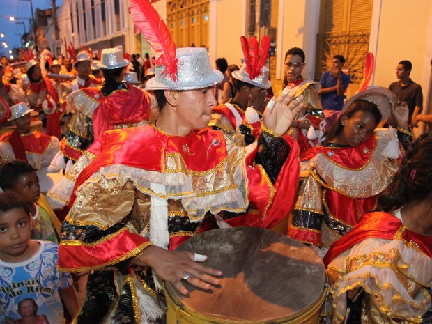 Mais de 15 agremiações participaram do cortejo entre a Deodoro e a Praia Grande (Foto: Biné Morais/O Estado)