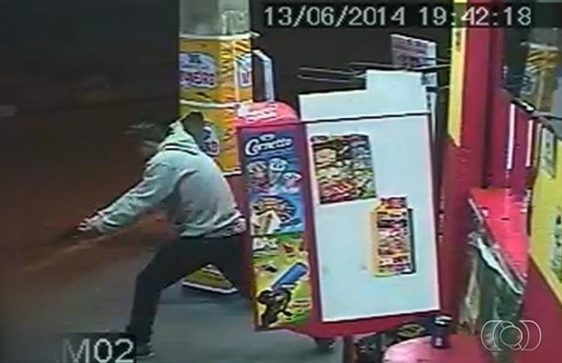 Imagem mostra momento em que criminoso atira contra PM, que está no chão (Foto: Reprodução/TV Anhanguera)