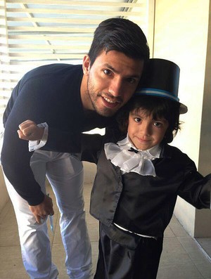 Aguero com o filho na Argentina (Foto: Reprodução)