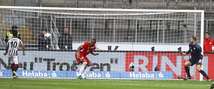 Gol de peito de Fabián diante de Boateng e Neuer em Eintracht Frankfurt x Bayern de Munique (Foto: REUTERS/Kai Pfaffenbach)