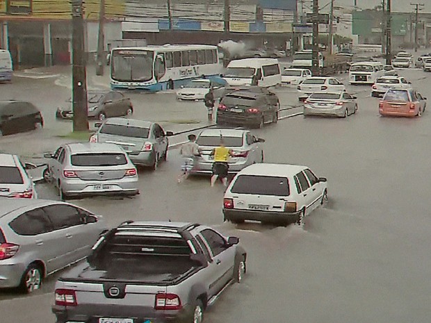 Avenida Mascarenhas de Moraes, no bairro da Imbiribeira, no Recife (Foto: Reprodução / TV Globo)