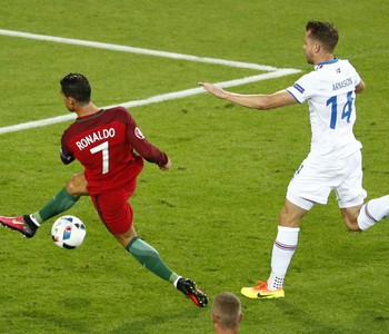 Kari Arnason e Cristiano Ronaldo Portugal x Islândia (Foto: Reuters)