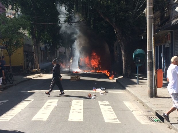 nibus  incendiado no Rio Comprido (Foto: Janana Carvalho/G1)