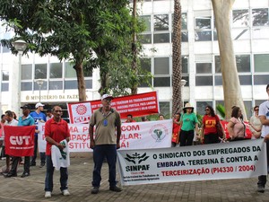 Entidades fazem protesto em Teresina contra a terceirização (Foto: Catarina Costa/G1)