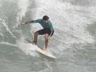 Cauã Reymond surfa na Prainha, no Rio de Janeiro