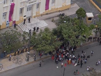 Manifestantes protestaram em frente à câmara municipal, no Centro do Recife (Foto: Reprodução / TV Globo)