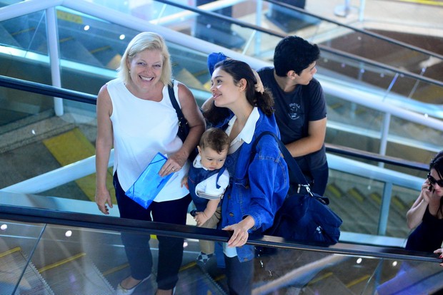 Sophia Charlotte embarca com o filho no aeroporto Santos Dumont no Rio de Janeiro (Foto: AgNews)