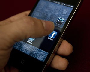 Ícone do aplicativo do Facebook aparece na tela do iPhone (Foto: AFP)