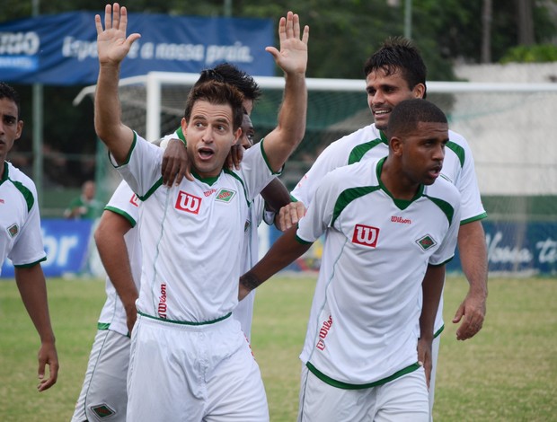 Ramon comemora gol pela Cabofriense 2 (Foto: Léo Borges)