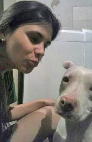 Silvia está com pit bull há um ano e meio (Foto: Luiz Henrique Ribeiro/Arquivo pessoal)