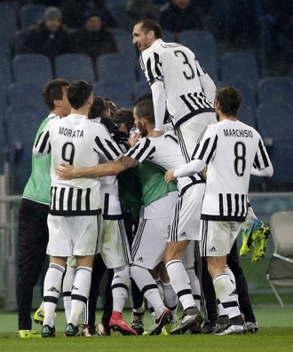 Lichtsteiner comemora gol que deu a classificação para o Juventus (Foto: AP)