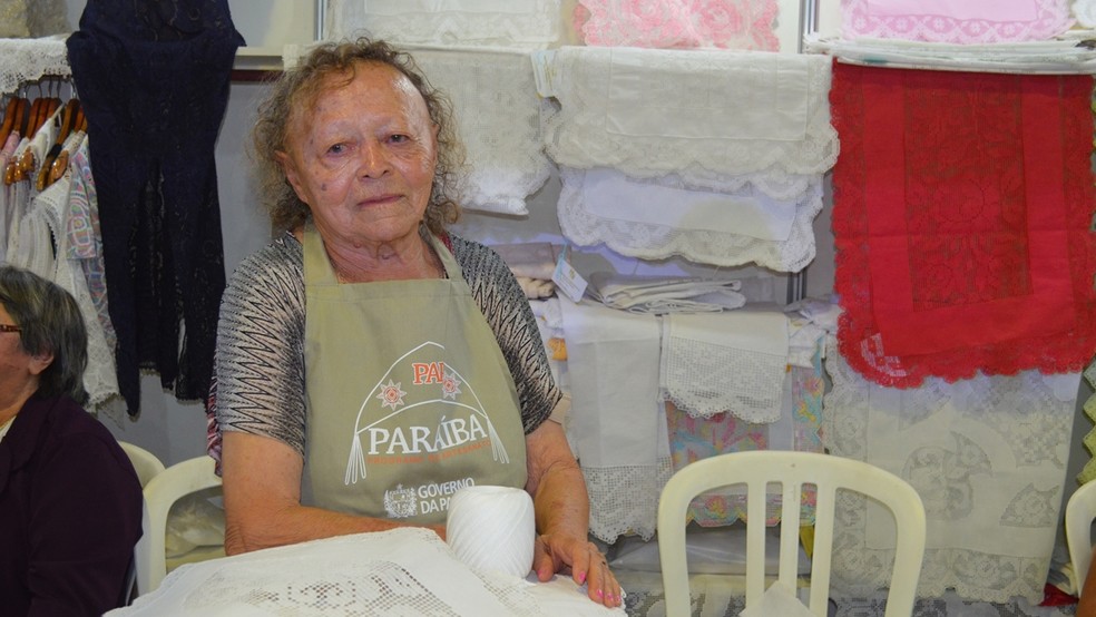Aos 86 anos, Antônia Mendonça é a artesã mais velha em atividade no Salão do Artesanato da Paraíba (Foto: Artur Lira/G1)