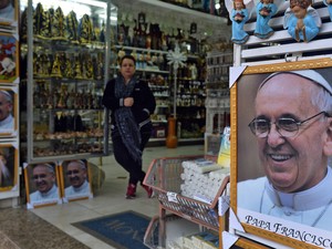 Loja em Aparecida tem diversas opções de retratos do Papa Francisco (Foto: Nelson Almeida/AFP)