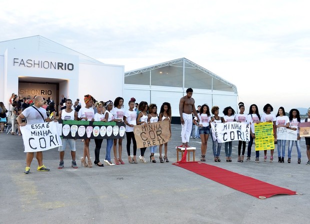 Manifestação em frente ao Fashion Rio (Foto: Roberto Teixeira / EGO)