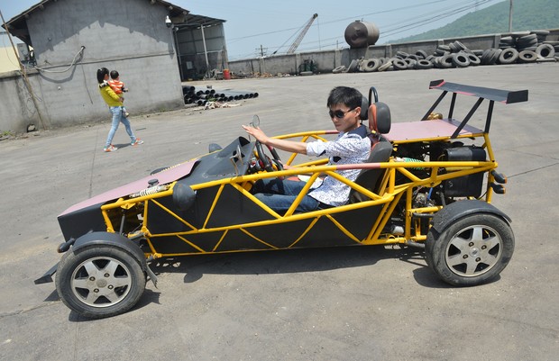 Wen Chao construiu um 'carro esportivo' em sua casa (Foto: China Daily/Reuters)