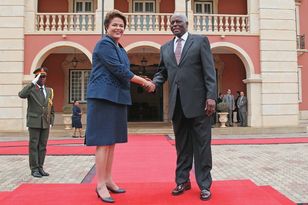 SIMPATIA Dilma Rousseff cumprimenta o presidente angolano, José Eduardo dos Santos, em visita  a Luanda em 2011. A longevidade de seu governo nunca incomodou Brasília (Foto: Roberto Stuckert Filho/PR)
