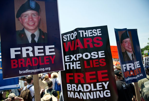Grupo protesta contra julgamento do soldado Bradley Manning do lado de fora de corte militar em Maryland (Foto: Nicholas Kamm/AFP)