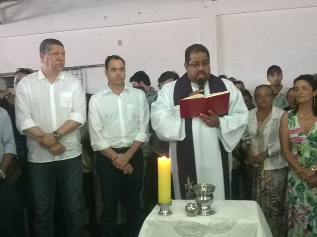 Governador de Pernambuco, Paulo Câmara acompanhou o velório das quatro vítimas da chacina em Poção (Foto: Amanda Dantas/ TV Asa Branca)