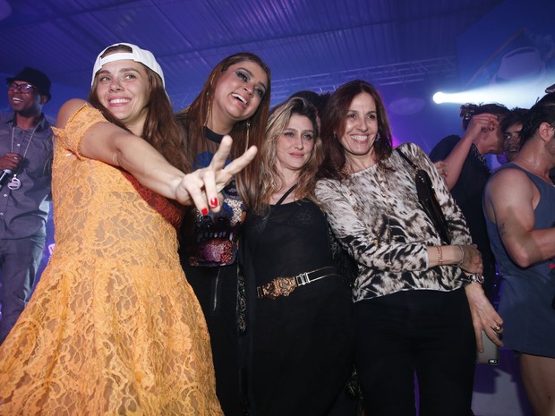 Carolina Dieckmann, Preta Gil, Amora Mautner e Flora Gil em festa no Rio (Foto: Felipe Panfili/ Ag. News)