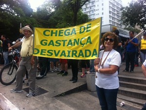 Professora e marido participam de manifestação (Foto: Tahiane Stochero/G1)