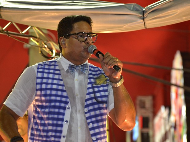 Xanddy, líder do Harmonia do Samba, no comando do bloco Meu e Seu (Foto: Eduardo Freire/G1)