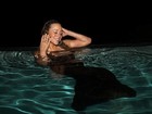 Mariah Carey toma banho de piscina vestida