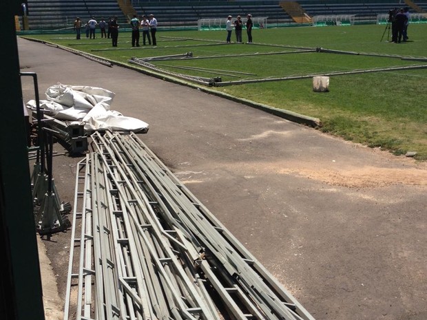 Tendas na Arena Condá deverão abrigar caixões de vítimas de acidente aáreo (Foto: Eduardo Cristófoli/RBS TV)