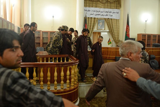 Criminosos deixam tribunal após serem condenados à morte por estupr (Foto: Shah Marai/AFP)