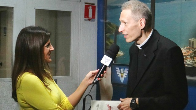 A repórter Marcela Pierotti entrevista Padre Marcelo Rossi (Foto: Jean Fernandes)