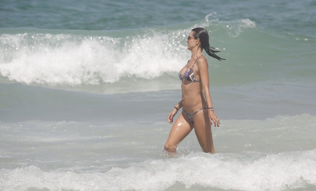 Alessandra Ambrósio em praia de Florianópolis (Foto: Agnews)