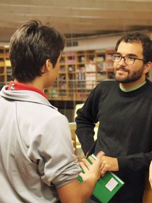 Caio Dib conversa com aluno do ensino médio da Escola Sesc, no Rio (Foto: Arquivo pessoal/Danilo España)