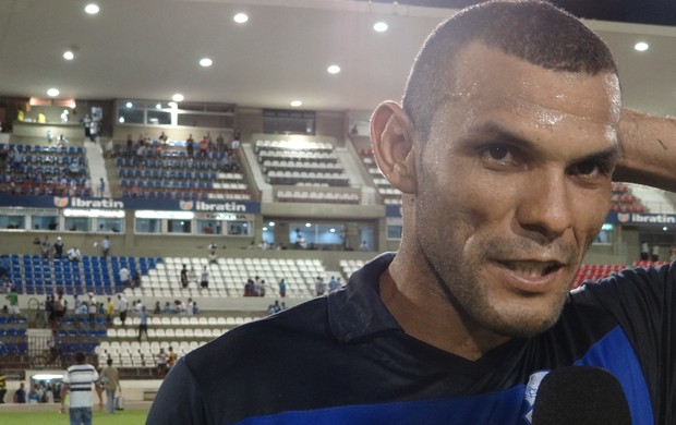 Zagueiro do CSA, Adalberto marcou seu primeiro gol com a camisa do Azulão (Foto: Caio Lorena / Globoesporte.com)