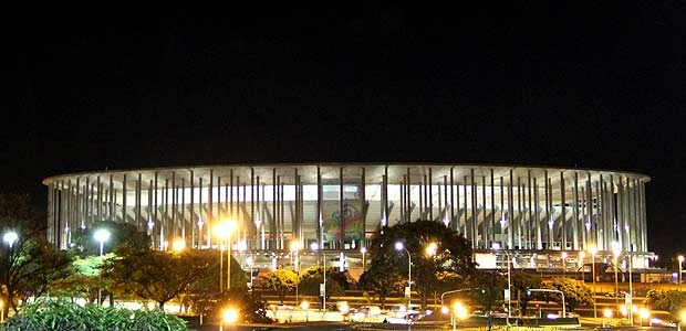 Vista noturna do Estádio Nacional Mané Garrincha, em Brasília (Foto: Vianey Bentes/TV Globo)