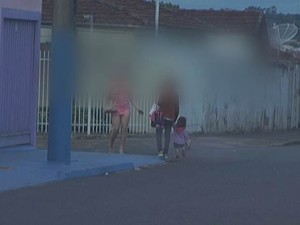 Garota de programa passa ao lado de mãe e filha no bairro (Foto: Reprodução / TV TEM) Garota de programa passa ao lado de mãe e filha no bairro (Foto: Reprodução / TV TEM)