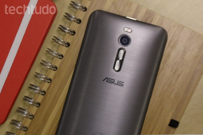 Zenfone 2 tem câmera frontal de 5 MP para selfies (Foto: Lucas Mendes/TechTudo)