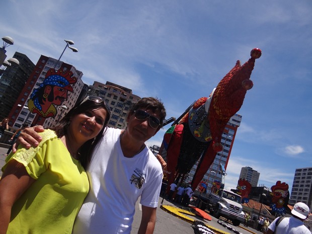 Caristeia vem pela primeira vez ver o carnaval de Pernambuco e se encontou pelo Galo (Foto: Katherine Coutinho/G1)