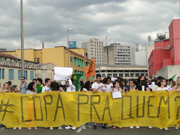 Além do preço da passagem de ônibus, as copas das Confederações e do Mundo são alvo de protesto em BH (Foto: Raquel Freitas/G1)