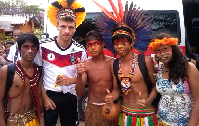 Thomas Muller com índios Alemanha (Foto: Divulgação) Thomas Muller com índios Alemanha (Foto: Divulgação)