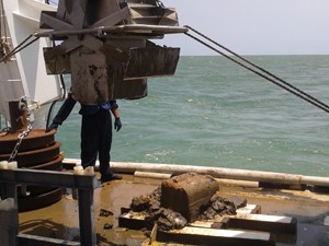 Amostras foram coletadas no Navio da Marinha na foz do Rio Doce, no Espírito Santo (Foto: Divulgação/ Ufes)