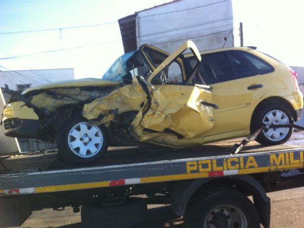 Carro ficou destruído após a batida  (Foto: Luiza Vaz / RPC TV)