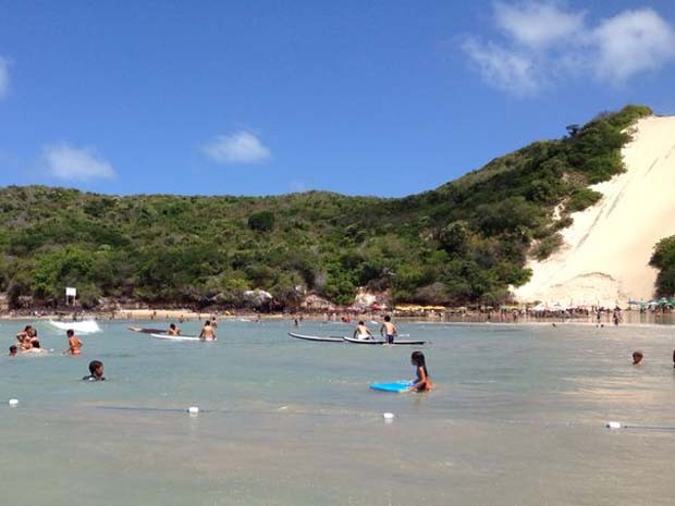 Banhistas ignoraram boletim de balneabilidade e entraram na água (Foto: Wild Nascimento)
